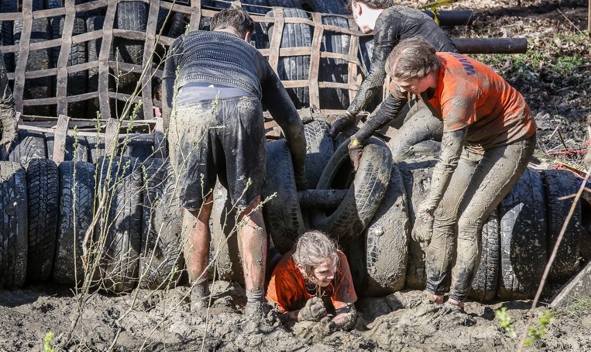 Runmageddon Gdynia 2018. Morderczy wysiłek. Zobacz, co działo się podczas pierwszego dnia imprezy [ZDJĘCIA, WIDEO]