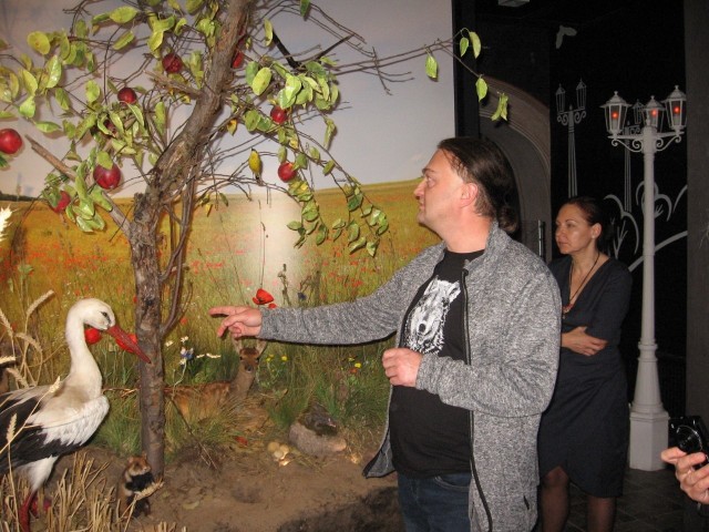Marek Słupek przy jednej z nowych dioram w dziale przyrody muzeum.