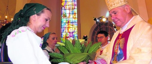 Kardynał Gerhard Muller, Prefekt Kongregacji Nauki Wiary, druga po papieżu osoba w Kościele, odbiera dary podczas uroczystej mszy świętej w skarżyskim sanktuarium - Bazylice Mniejszej .