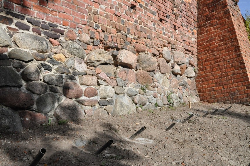 W tym roku wzmocniono fundamenty pod murami w Byczynie