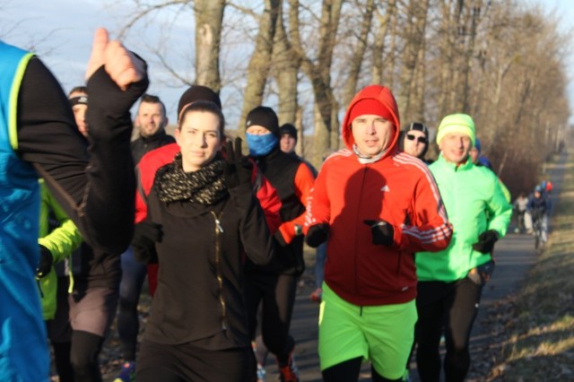 Coraz większą popularnością cieszy się bieg noworoczny Świebodzińskiej Grupy Biegowej. Dzisiaj na starcie stanęła kilkudziesięcioosobowa gromadka zaprawionych biegaczy, jak również wszyscy, którzy podążają ich śladami.
