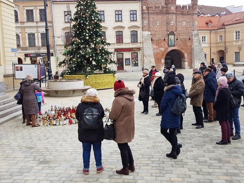Pogrzeb prezydenta Gdańska. Mieszkańcy Lublina zbierają się przed ratuszem. Palą znicze (ZDJĘCIA)