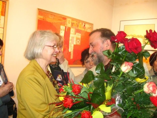 Podczas otwarcia wystawy Władysław Klępka otrzymał mnóstwo kwiatów od fanek jego twórczości.