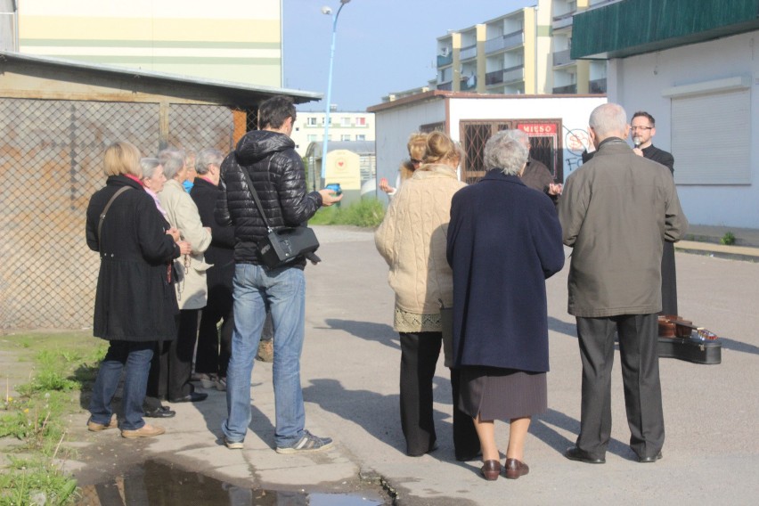 Katolicka wspólnota z Pabianic modli się przed sklepami z dopalaczami [ZDJĘCIA,FILM]