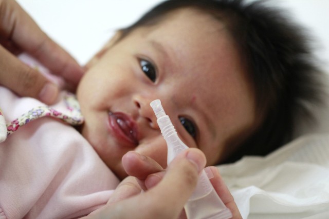 Szczepionka na rotawirusy jest przeznaczona do stosowania u najmłodszych dzieci i jest podawana doustnie.