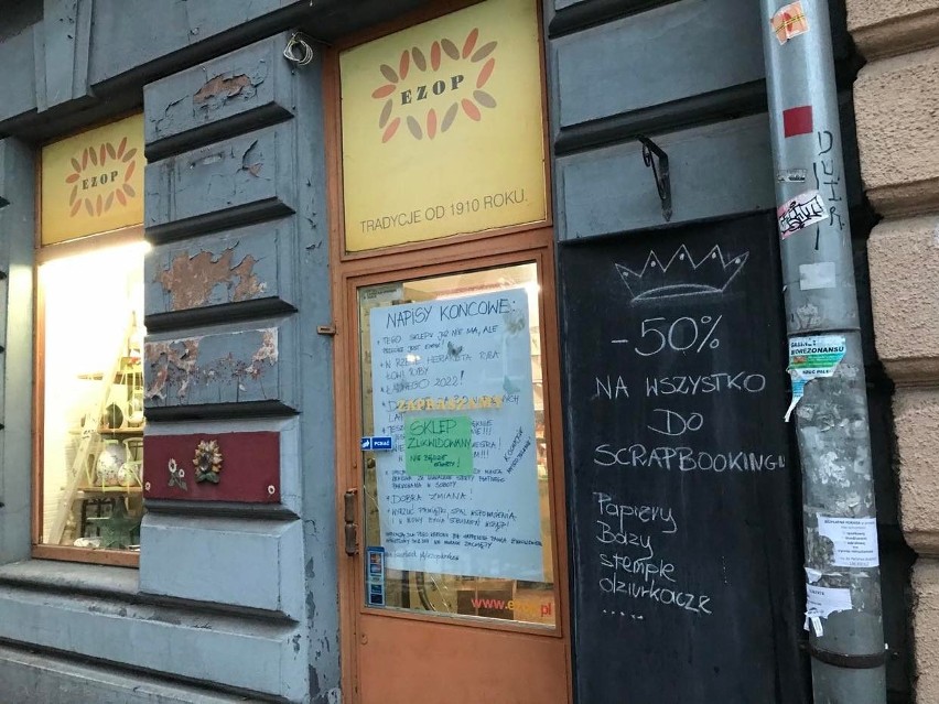 Kraków. Kultowy sklep papierniczy zamknięty. Na Szlaku nie ma już "Ezopa". Tak drobny handel i rzemieślnicy znikają z mapy miasta [ZDJĘCIA]