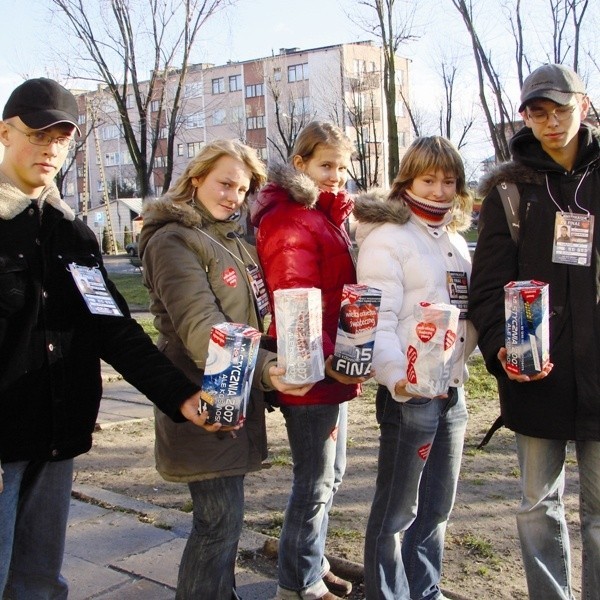 Wolontariusze wyruszają na miasto kwestować. Od lewej Bogusław Tolarz, Natalia Łapińska, Beata Malinowska, Paulina Łapińska i Łukasz Strychalski