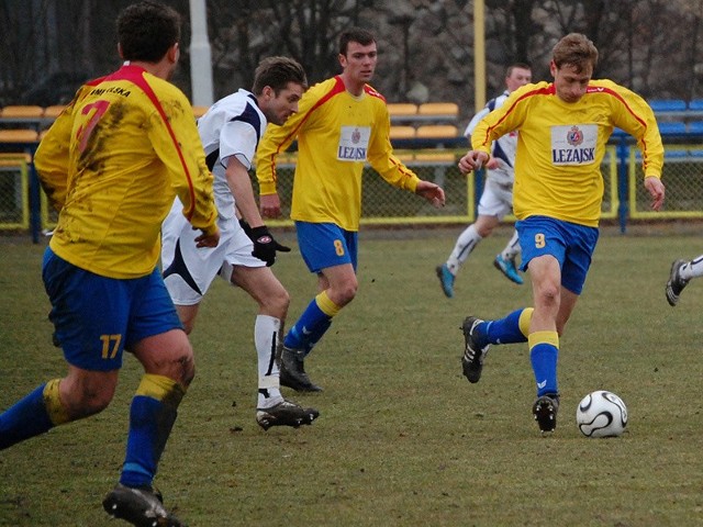 Pogoń Leżajsk (żółto-niebieskie stroje) podobnie jak Żurawianka (na biało) nie może sobie pozwolić na kolejne straty punktów.
