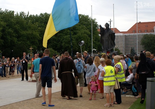 Choć główne obchody Światowych Dni Młodzieży mają miejsce w Krakowie, w Szczecinie także wciąż są celebrowane. Dziś przed południem na Jasnych Błoniach zastaliśmy grupę pielgrzymów z Ukrainy, która śpiewała i modliła się przy pomniku papieża Polaka Jana Pawła II.
