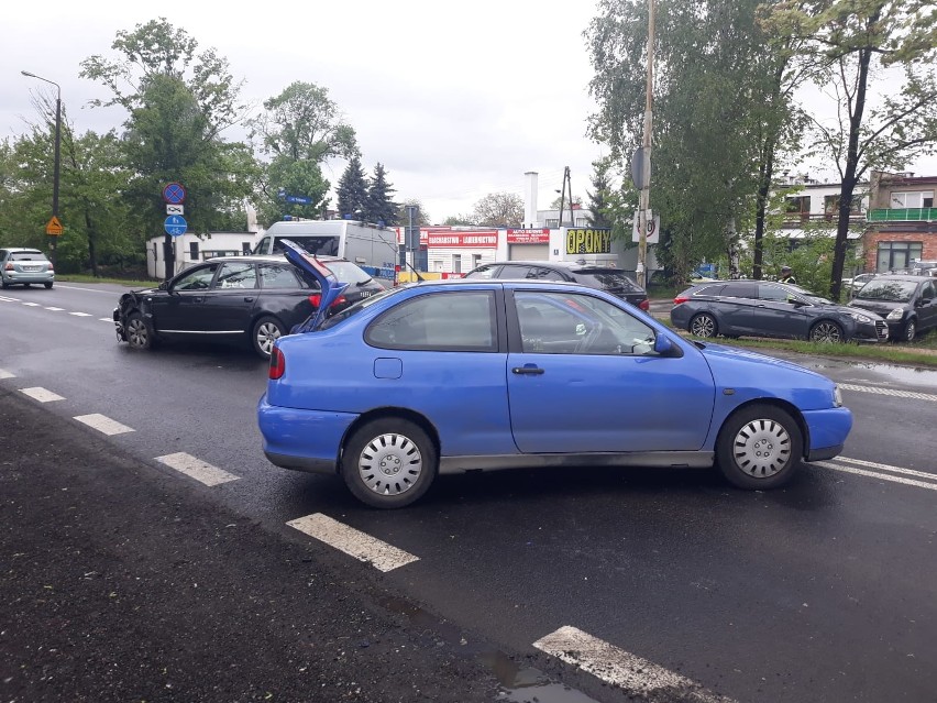 Wypadek na Kosmonautów. Dwie osoby w szpitalu (ZDJĘCIA)