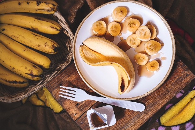 Banany mają wiele prozdrowotnych właściwości. To przede wszystkim skarbnica potasu. Banany są też cennym źródłem witamin: C, B6, A, E i K. Zawierają także magnez, wapń, jod i fosfor. Banany są nie tylko zdrowe, ale także smaczne. Można je wykorzystać w kuchni do przygotowania wielu smacznych potraw - ciast, deserów, lodów, koktajli. Banany pomogą także w przypadku biegunki, wspomogą w odchudzaniu, a nawet będą przydatne tym, którzy wcześniej przesadzili z alkoholem. Jak działają na organizm banany? Jakie korzyści daje jedzenie bananów? Zobacz teraz w naszej galerii >>