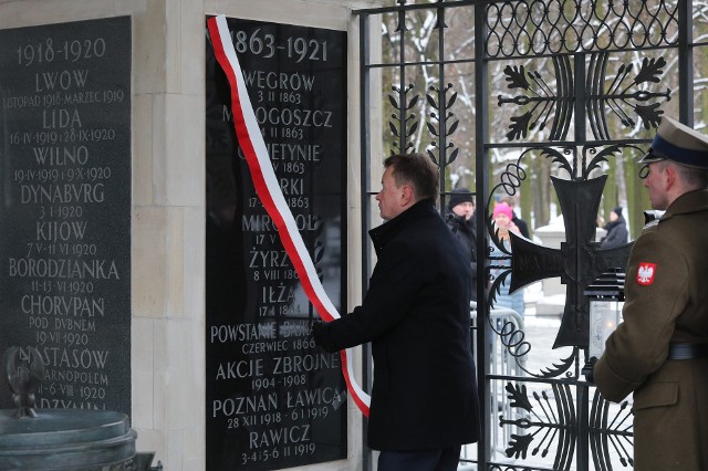 Przy Grobie Nieznanego Żołnierza w Warszawie wicepremier, minister obrony narodowej Mariusz Błaszczak odsłonił tablicę pamiątkową poświęconą bitwie pod Węgrowem