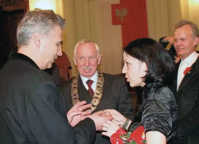 Joanna Kos i Krzysztof Krauze wzięli ślub cywilny w nowosądeckim ratuszu. W lutym 2004 roku dzielił im go prezydent Józef Antoni Wiktor