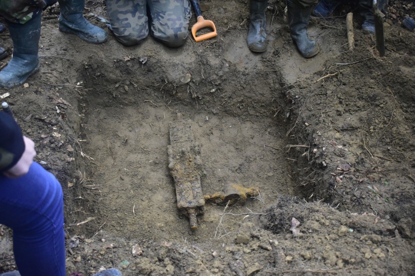 Dzwon z Pustelni św. Jana z Dukli odnaleziony. 80 lat przeleżał zakopany w ziemi na wzgórzu Zaśpit [ZDJĘCIA, WIDEO]