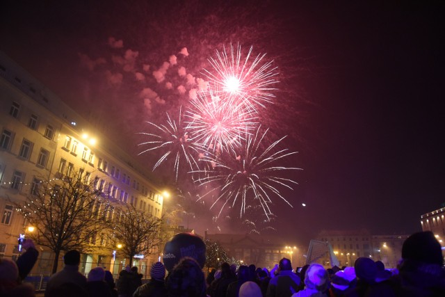 Poznań nie jest jedynym miastem, w którym zapadła decyzja o braku imprezy miejskiej. Sylwester miejski nie odbędzie się też m.in. w Warszawie, Szczecinie, Wrocławiu, czy Opolu.Sprawdź, co można robić w sylwestrowy wieczór Poznaniu --->