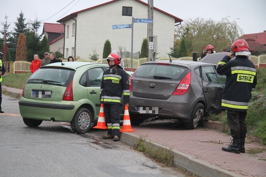 Wypadek w Oblęgorze. Samochody mocno rozbite, kobieta ranna 