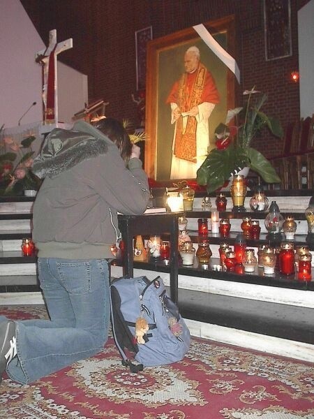 Cały dzień w kościele Matki Bożej Nieustającej Pomocy w Mielcu ktoś się modli i czuwa pod obrazem Jana Pawła II, przed którym palą się świece.