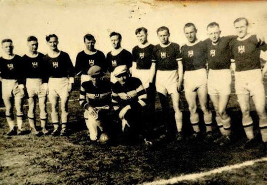 Piłkarska reprezentacja Torunia. Franciszek Wiciński klęczy pierwszy z lewej. Rok 1937