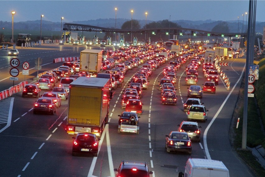 Kraków. Groźne zderzenie tuż za bramkami na A4