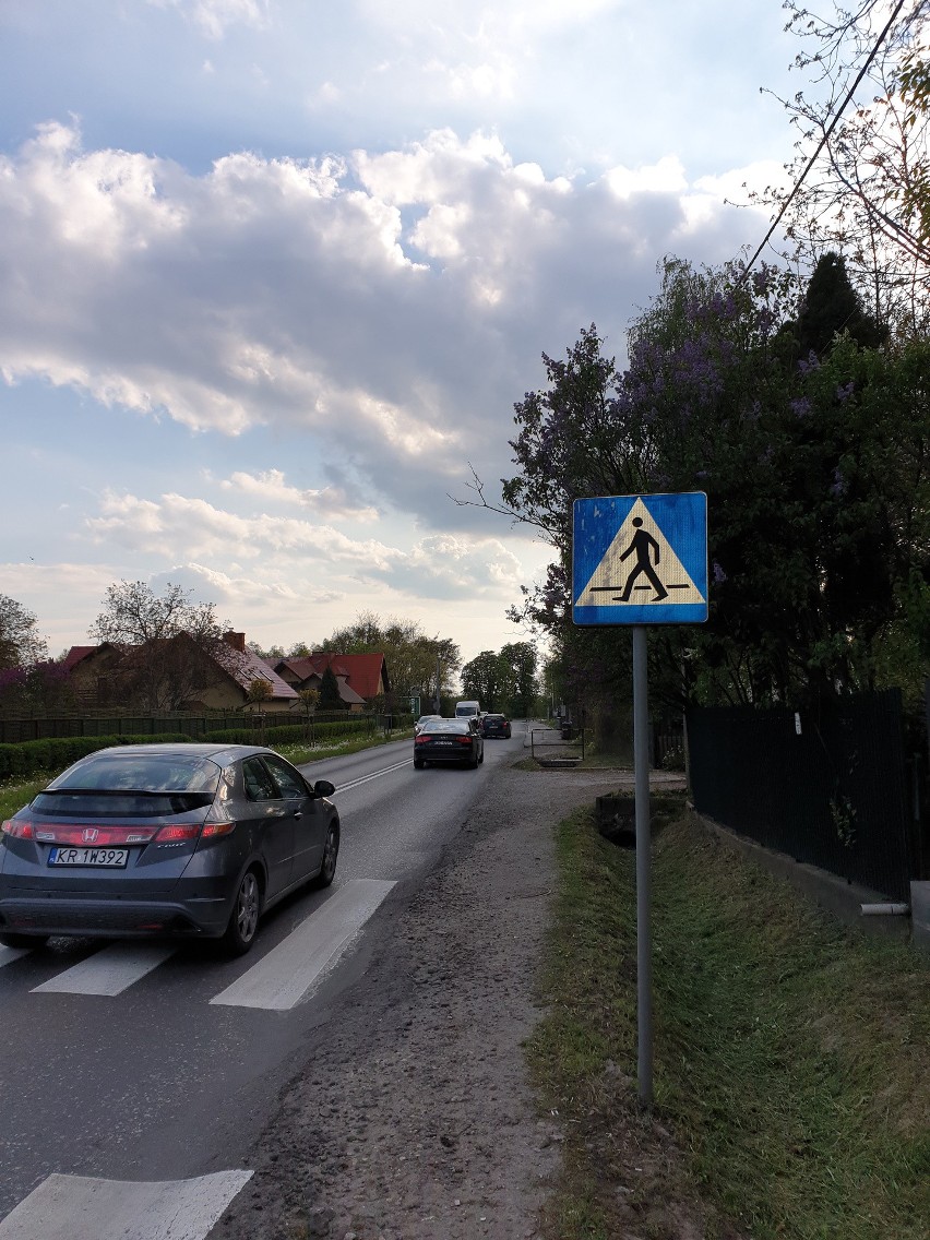 Kraków. Setki mieszkańców Zwierzyńca muszą narażać swoje zdrowie i życie, bo wzdłuż ruchliwych dróg nie ma chodników