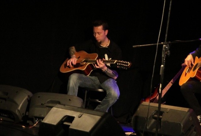 Dominik Jokiel podczas koncertu zespołu Turbo.