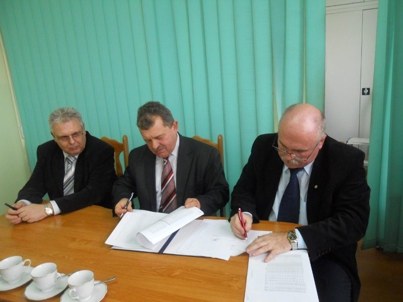 Porozumienia podpisują Ryszard Borowski, wójt gm. Koneck  (w...