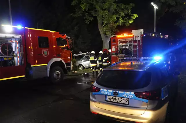 Do wypadku doszło około północy na ulicy Chrobrego w Mielnie. Kierowca audi z niewyjaśnionych przyczyn stracił panowanie nad pojazdem i uderzył w drzewo. Samochodem podróżowały trzy osoby, wszyscy trafili do szpitala. Kierowca audi jest w stanie krytycznym. 