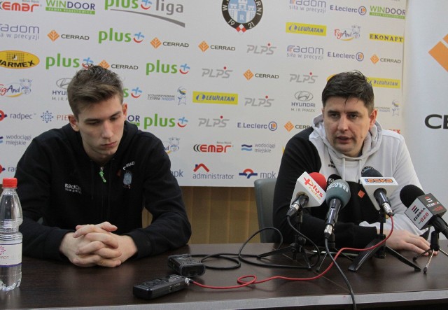 Tomasz Fornal (z lewej), przyjmujący Cerradu Czarnych i trener Robert Prygiel na konferencji prasowej przed meczem z Dafi Społem Kielce.