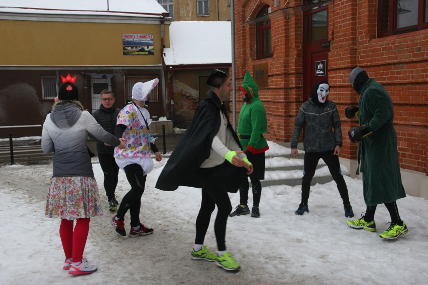 Noworoczny Bieg Kostiumowy w Ostrowi. Wśród uczestników: diabeł, kardynał, żołnierz i kot