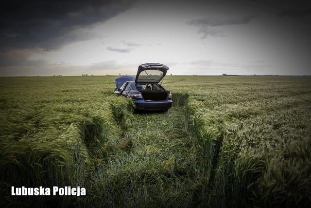 Dwóch 33-latków uciekało przed wschowskimi policjantami skradzioną w Niemczech mazdą. Jeden z mężczyzn był poszukiwany do odbycia kar pozbawienia wolności za liczne przestępstwa. Podczas pościgu mundurowi oddali strzały. ZOBACZ ZDJĘCIA >>>