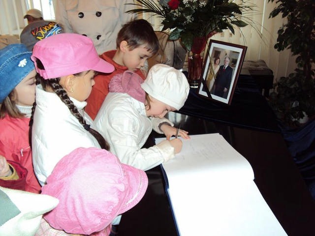 Przedszkolaki z Trzemeszna dokonują wpisu w księdze kondolencyjnej