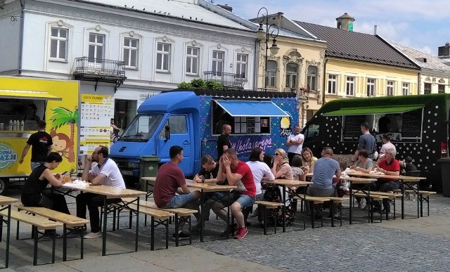 Na sądeckim rynku już od godz. 11, można było spróbować smakołyków przygotowanych przez właścicieli foodtrucków