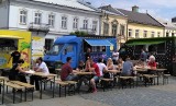 Nowy Sącz. Foodtrucki przyciągnęły wielbicieli kuchni z różnych stron świata. Było w czym wybierać [ZDJĘCIA]