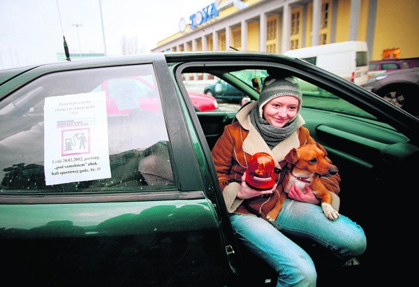 Na szybach samochodów ponaklejano kartki z napisem "Protest przeciw rosnącym cenom paliw".