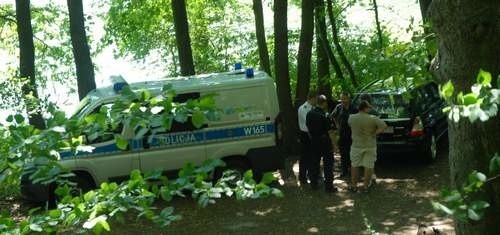 Policja na brzegu Jeziora Głębokiego, gdzie znaleziono zwłoki wędkarza, który utonął.