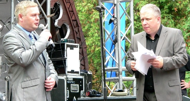 Gospodarzem jubileuszowej gali 50-lecia buskowianki był prezes buskiego uzdrowiska Wojciech Legawiec (z lewej), w asyście prezentera muzycznego Marka Sierockiego.
