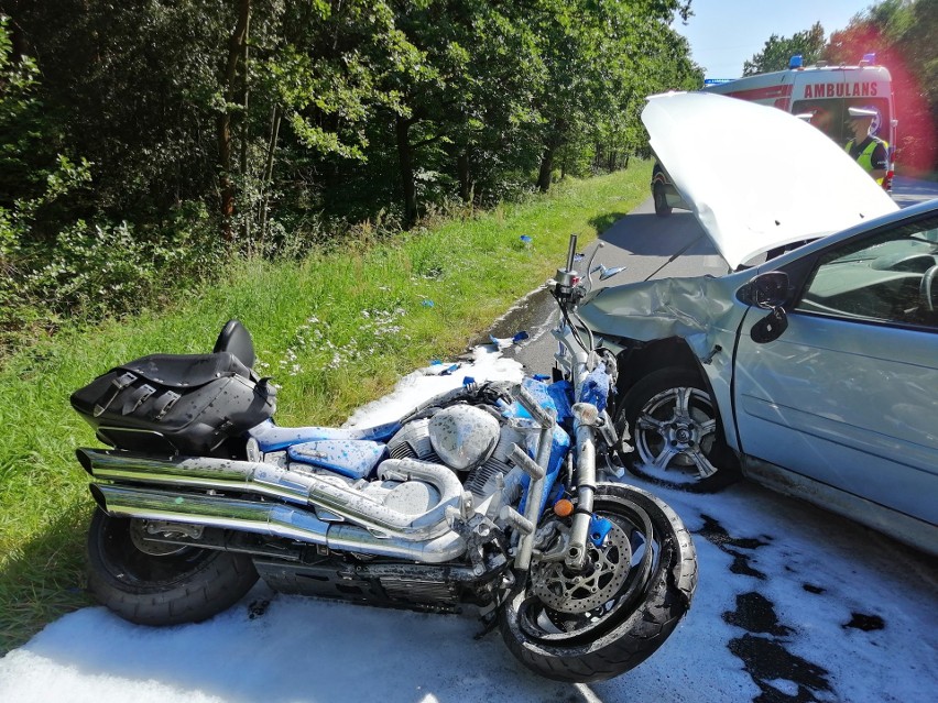 Wypadek pod Wyszkowem. W Tumanku samochód osobowy zderzył się z motocyklem. 8.08.2020. Zdjęcia