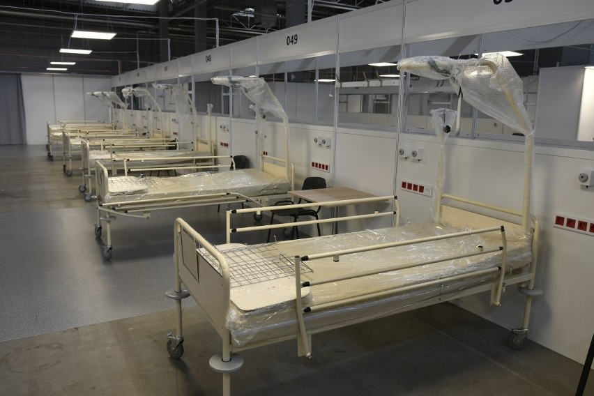 Zabytkowe łóżka w Szpitalu w Targach Kielce? W piątek, 4 grudnia oficjalnie zakończono budowę "rezerwowej" lecznicy [ZAPIS TRANSMISJI]