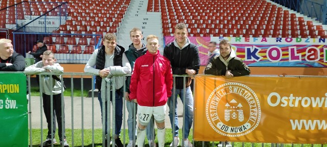 Kamil Kargulewicz wraz z kolegami z Siarki. Za nim stoją od lewej: Luigi D'Apollonio, Jakub Gessner, Kacper Józefiak i Bartosz Sulkowski