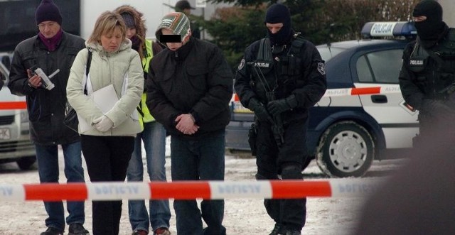 Jeden z podejrzanych podczas wizji lokalnej na miejscu zbrodni w Jaśle