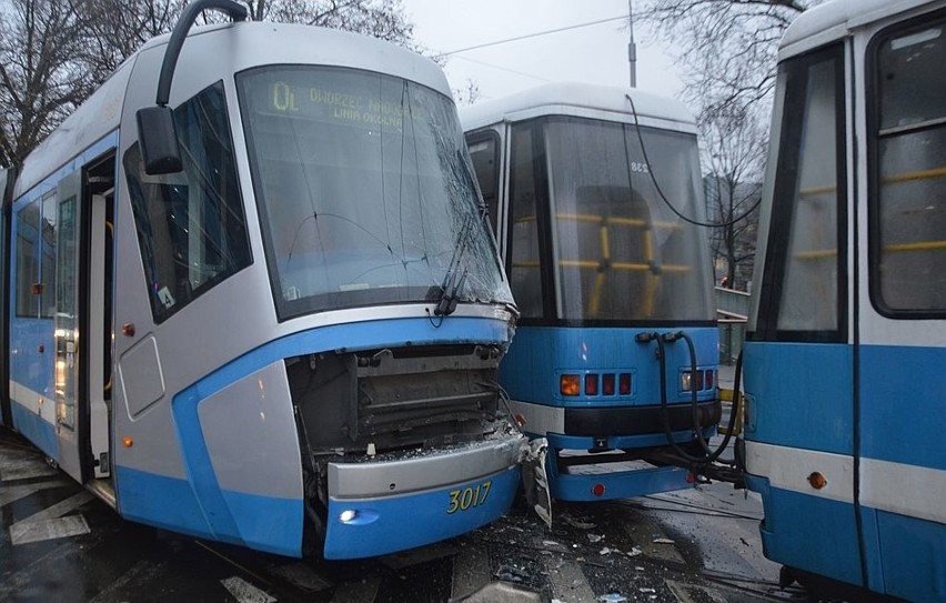 Wypadek tramwajów na pl. Orląt Lwowskich. Są ranni [ZDJĘCIA]