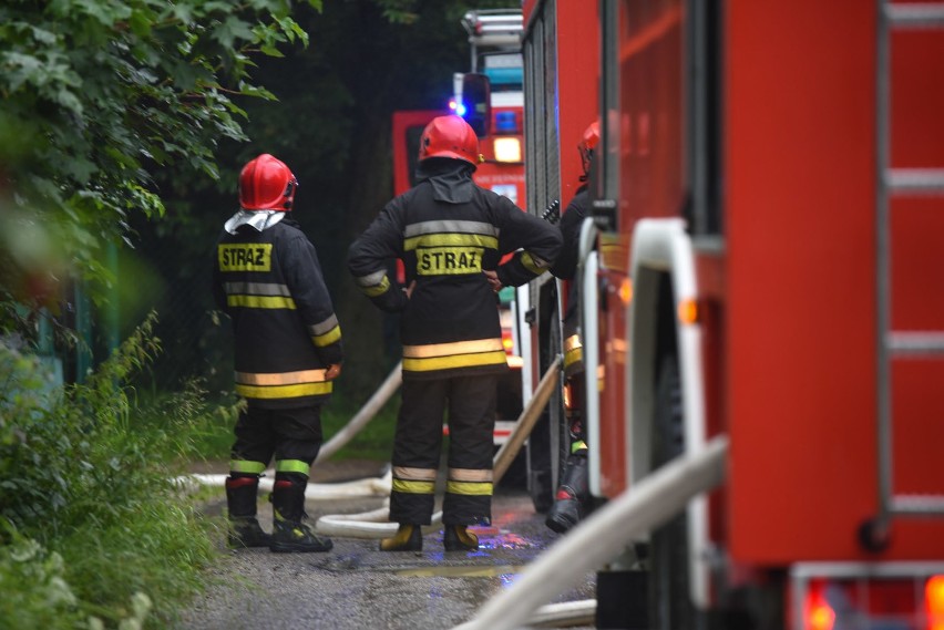 Zakopane: Strażacy gasili pożar garażu. Spłonęło stojące w nim auto