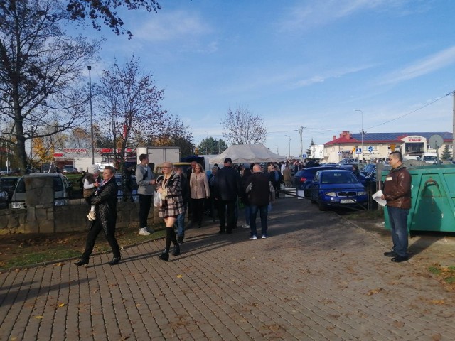 Przez kilka godzin przedstawiciele Zespołu Szkół Centrum Kształcenia Rolniczego w Sandomierzu kwestowali pierwszego listopada na Cmentarzu Komunalnym w Sandomierzu