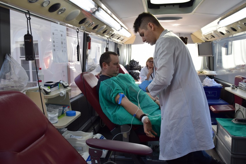 Konferencja „Kropla krwi darem życia". 7.03.2024 w Ostrowi można było oddać krew i zarejestrować się w bazie DKMS