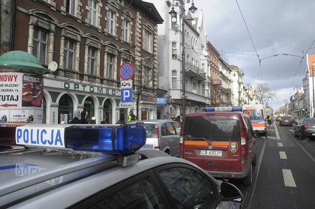 Na miejscu zdarzenia pojawili się strażacy, strażnicy miejscy oraz ratownicy medyczni.