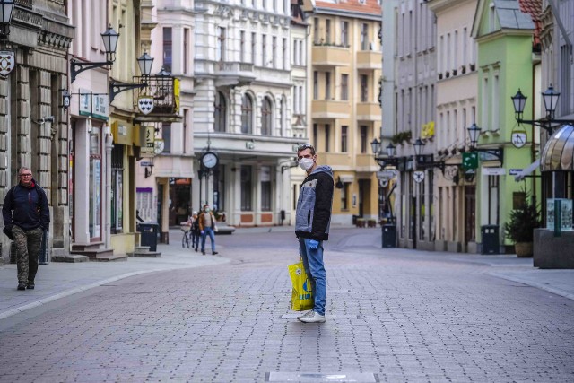 Puste ulice to od kilku tygodni standardowy widok w Toruniu. Sprawdźcie, jak torunianie radzą sobie z paniką przed koronawirusemPOLECAMY:Koronawirus w szpitalu miejskim w Toruniu. Lekarz ujawnia, jak łamie się procedury sanitarneCzy w czasie epidemii koronawirusa można pić wodę z kranu?