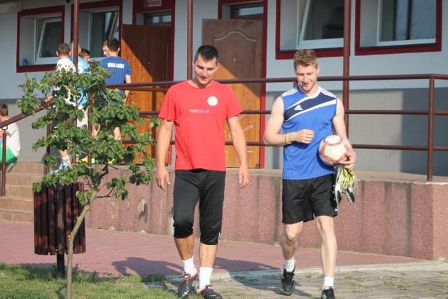 Jacek Moryc (z lewej) zagra w Pilicy Białobrzegi, a Marcin Janakowski (z prawej) w Radomiaku Radom.