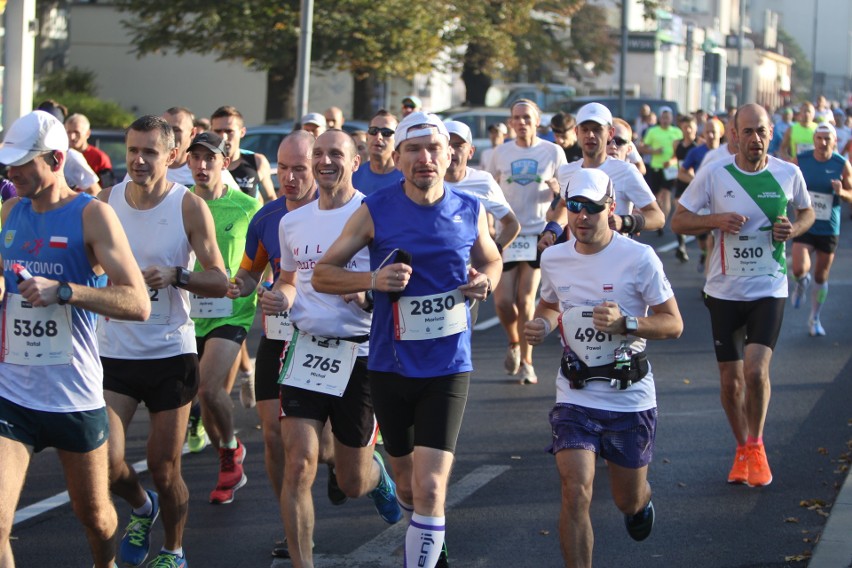 Zdjęcia z maratonu w Poznaniu 2018 - biegacze na pierwszym...