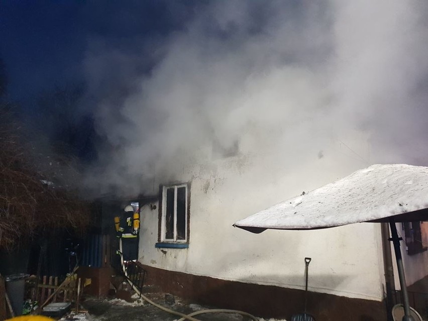 Pożar w Domiarkach. Spalił się dach domu, w którym mieszkały dwie rodziny