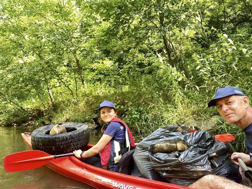 W Połańcu sprzątali rzekę Czarną. Uzbierali aż 200 kilogramów śmieci (ZDJĘCIA)